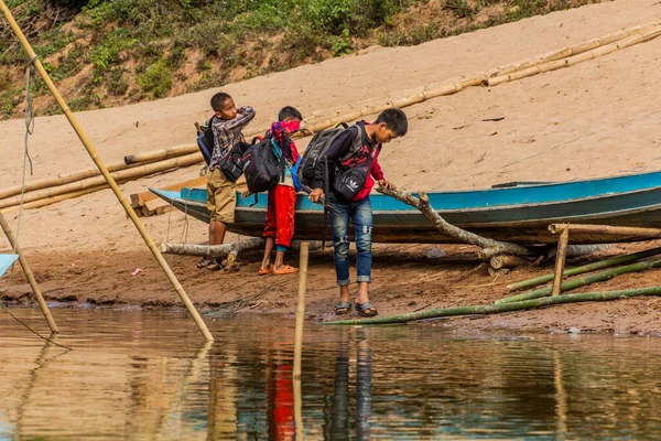 ラオス 2019年11月24日 ラオスのルアンパバーン県のナムオウ川でボートを持つ男の子 — ストック写真