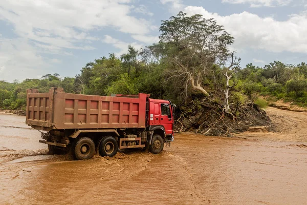 Truck Crossing Kizo River Ethiopia — Stock Photo, Image