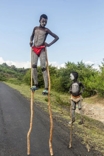 Omo Valley Etiopia Luty 2020 Chłopcy Plemienia Banna Chodzący Palach — Zdjęcie stockowe