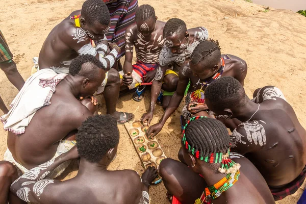 Korcho Etiopía Febrero 2020 Hombres Tribu Karo Jugando Mancala Bao — Foto de Stock