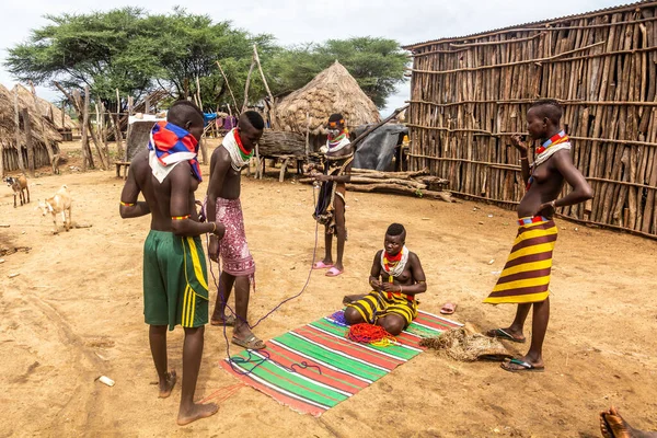 stock image KORCHO, ETHIOPIA - FEBRUARY 4, 2020: Members of Karo tribe in their Korcho village, Ethiopia