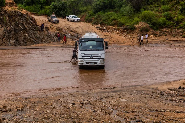 Omo Valley Ethiopia February 2020 Truck Stuck Swollen Waters Kizo — Stock Photo, Image