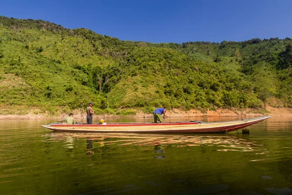 stock image NAM OU, LAOS - NOVEMBER 23, 2019: Boat at Nam Ou river in Phongsali province, Laos