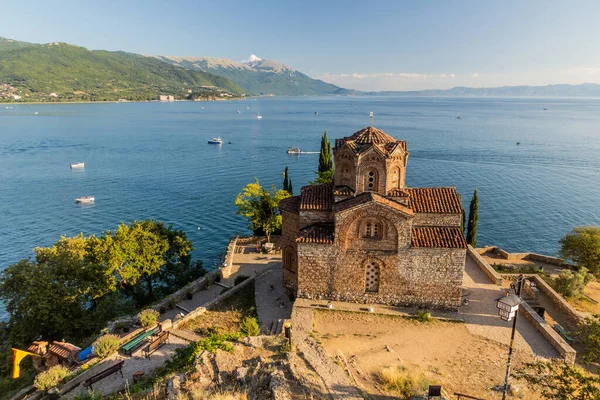 Kuzey Makedonya 'daki Ohri Gölü yakınlarındaki Kaneo' daki St. John Kilisesi