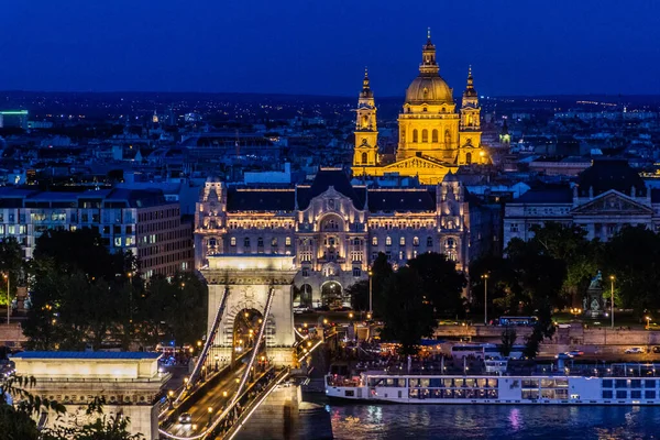 ハンガリーのブダペストにある聖シュテファン大聖堂とSechenyi Lanchid橋の夕景 — ストック写真