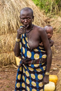 OMO VALLEY, ETHIOPIA - 6 Şubat 2020: Mursi kabilesi kadını Etiyopya 'daki köyünde