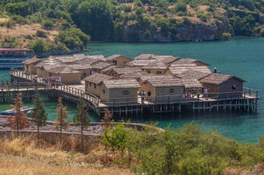 OHRID, NORTH MACEDONIA - 8 Ağustos 2019: Kemik Körfezi, tarih öncesi yerleşim, Kuzey Makedonya 'nın Ohri Gölü' nde bronz çağ yerleşiminin yeniden inşası
