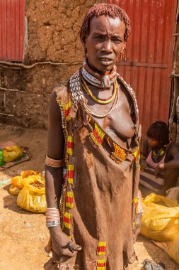 TURMI, ETHIOPIA - 3 Şubat 2020: Turmi, Etiyopya 'daki bir pazarda Hamer kabilesinden kadın