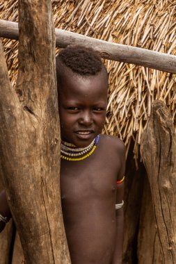 KORCHO, ETHIOPIA - 4 Şubat 2020: Karo kabilesi çocuğu Etiyopya 'nın Korcho köyünde