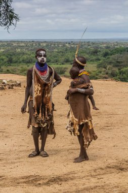 KORCHO, ETHIOPIA - 4 Şubat 2020: Korcho köyündeki Karo kabilesi üyeleri, Etiyopya