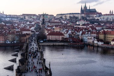 Prag Şatosu ve Çek Cumhuriyeti Prag 'daki Charles Köprüsü manzarası