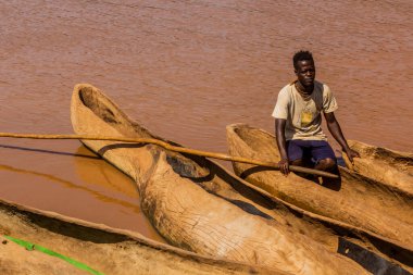 Omorate, ETHIOPIA - 5 Şubat 2020: Etiyopya 'nın Omorate köyü yakınlarındaki Omo nehrindeki Kanolar