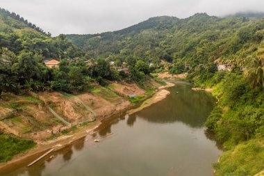 Muang Khua kasabasındaki Nam Phak nehri, Laos