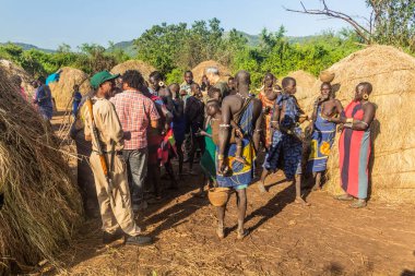 OMO VALLEY, ETHIOPIA - 6 Şubat 2020: Mursi kabilesi köyü, Etiyopya