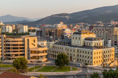 ÜSKÜP, Kuzey MACEDONYA - 10 Ağustos 2019: Üsküp 'ün akşam manzarası, Kuzey Makedonya