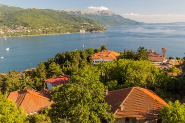 Kuzey Makedonya 'nın Kaneo kentindeki St. John Kilisesi ile Ohri kasabasından Ohri Gölü manzarası