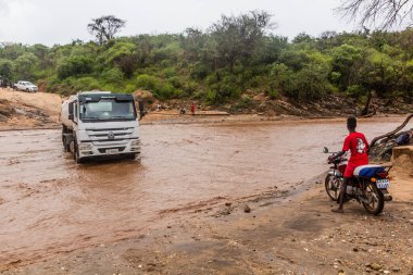 OMO VALLEY, ETHIOPIA - 4 Şubat 2020: Kamyon Etiyopya 'nın Etiyopya eyaletinin Kizo Nehri' nin sularında sıkıştı