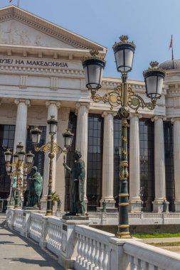 ÜSKÜP, NORTH MACEDONIA - 9 Ağustos 2019: Makedonya 'daki Medeniyetler Köprüsü ve Makedonya Cumhuriyeti' nin Üsküp, Kuzey Makedonya 'daki Arkeoloji Müzesi