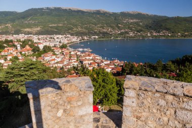 Kuzey Makedonya 'daki kaleden Ohri kasabasının manzarası