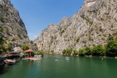 MATKA, NORTH MACEDONIA - 10 Ağustos 2019: Kuzey Makedonya 'daki Matka kanyonunda tekne gezisi