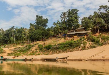 Nam Ou nehrinin yanındaki Viilage, Laos