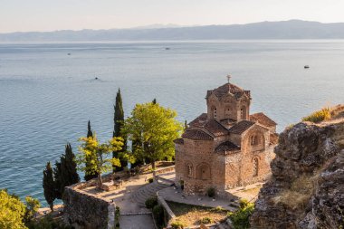 Kuzey Makedonya 'daki Ohri Gölü yakınlarındaki Kaneo' daki St. John Kilisesi