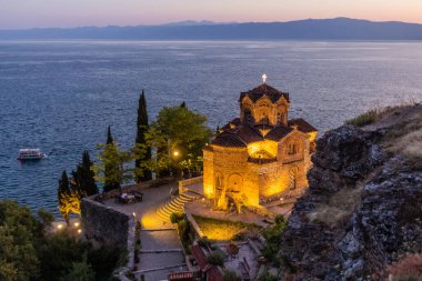 Kuzey Makedonya 'daki Ohri Gölü yakınlarındaki Kaneo' daki St. John Kilisesi 'nin akşam manzarası
