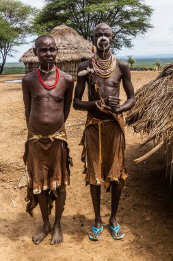 KORCHO, ETHIOPIA - 4 Şubat 2020: Etiyopya 'nın Korcho köyündeki Karo kabilesi üyeleri