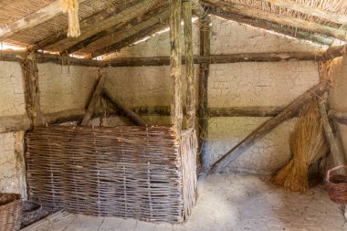Kemikler Körfezi 'ndeki ev, tarih öncesi yerleşim yeri, Kuzey Makedonya' nın Ohri Gölü 'ndeki bronz çağ yerleşiminin yeniden inşası