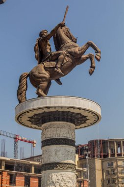 ÜSKÜP, NORTH MACEDONIA - 9 Ağustos 2019: Makedonya 'nın kuzeyindeki Üsküp meydanındaki Büyük İskender (at üzerindeki savaşçı) heykeli