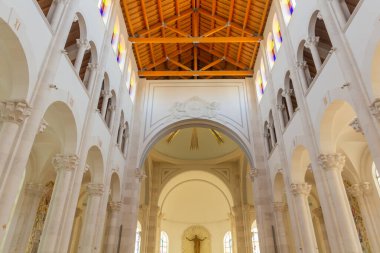 PRİŞTİNE, KOSOVO - 13 Ağustos 2019: Priştine, Kosova 'daki Aziz Teresa Katedralinin İçi