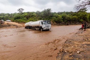 OMO VALLEY, ETHIOPIA - 4 Şubat 2020: Kamyon Etiyopya 'nın Etiyopya eyaletinin Kizo Nehri' nin sularında sıkıştı