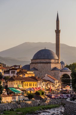 PRİZREN, KOSOVO - 11 Ağustos 2019: Kosova 'nın Prizren kentindeki Sinan Paşa Camii