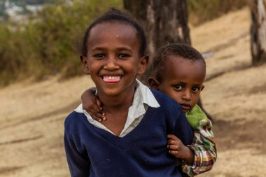 HAWASSA, ETHIOPIA - 27 HAZİRAN 2020: Hawassa, Etiyopya 'daki Tabor Dağı' ndaki Çocuklar
