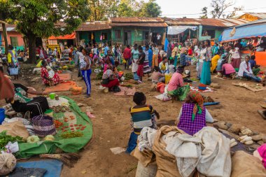 JINKA, ETHIOPIA - 5 Şubat 2020: Jinka, Etiyopya 'da bir pazara bakış