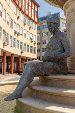 ÜSKÜP, Kuzey MACEDONYA - 9 Ağustos 2019: Üsküp, Kuzey Makedonya 'daki Makedonya Annelerinin Çeşmesinin Detayları