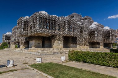 PRİŞTİNE, KOSOVO - 13 Ağustos 2019: Priştine, Kosova 'daki Kosova Ulusal Kütüphanesi