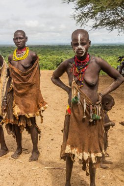 KORCHO, ETHIOPIA - 4 Şubat 2020: Karo kabile kadınları Korcho köyünde, Etiyopya