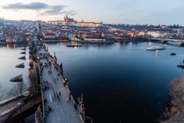 Prag Şatosu ve Çek Cumhuriyeti Prag 'daki Charles Köprüsü manzarası