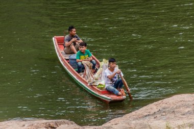 HAT SA, LAOS - 23 Kasım 2019: Kum, Laos 'un Phongsali ilindeki Hat Sa köyündeki Nam Ou nehrinde tekne tahsilatı