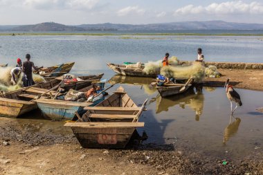 HAWASSA, ETHIOPIA - 28 HAZİRAN 2020 Hawassa, Etiyopya 'daki balık pazarında balıkçı tekneleri ve ağları