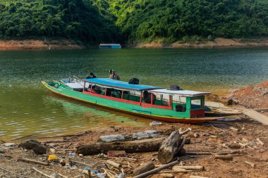 NAM OU, LAOS - 23 Kasım 2019: Nam Ou 5 rezervuarındaki botlar, Laos