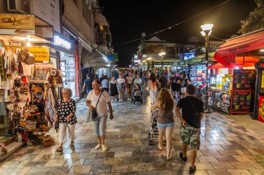 OHRID, NORTH MACEDONIA - 7 Ağustos 2019: Kuzey Makedonya 'nın Ohri kentindeki yaya caddesi