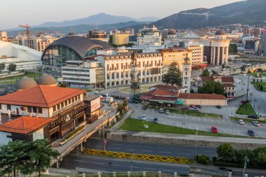 ÜSKÜP, Kuzey MACEDONYA - 10 Ağustos 2019: Üsküp 'ün akşam manzarası, Kuzey Makedonya