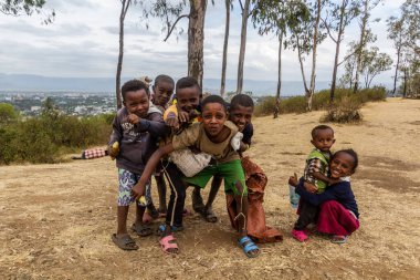 HAWASSA, ETHIOPIA - 27 HAZİRAN 2020: Hawassa, Etiyopya 'daki Tabor Dağı' ndaki Çocuklar
