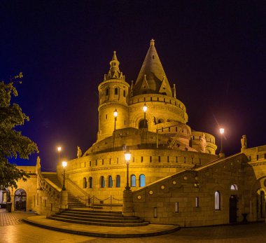 Budapeşte, Macaristan 'daki Budapeşte kalesindeki Balıkçı Kalesi' nin akşam manzarası