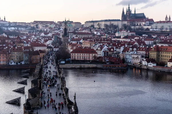 チェコ共和国プラハ城とカレル橋の眺め — ストック写真