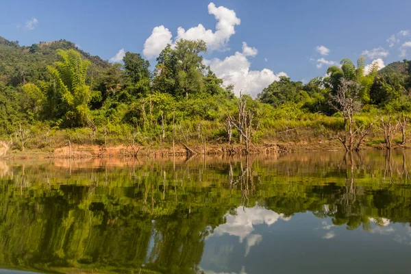 Spiegelungen Den Gewässern Des Stausees Nam Laos — Stockfoto