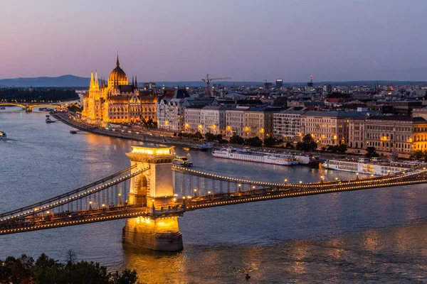 Wieczorny Widok Dunaj Mostem Szechenyi Lanchid Budynkiem Parlamentu Węgierskiego Budapeszcie — Zdjęcie stockowe