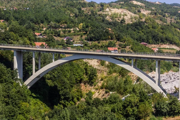 コソボのR6高速道路の橋 — ストック写真